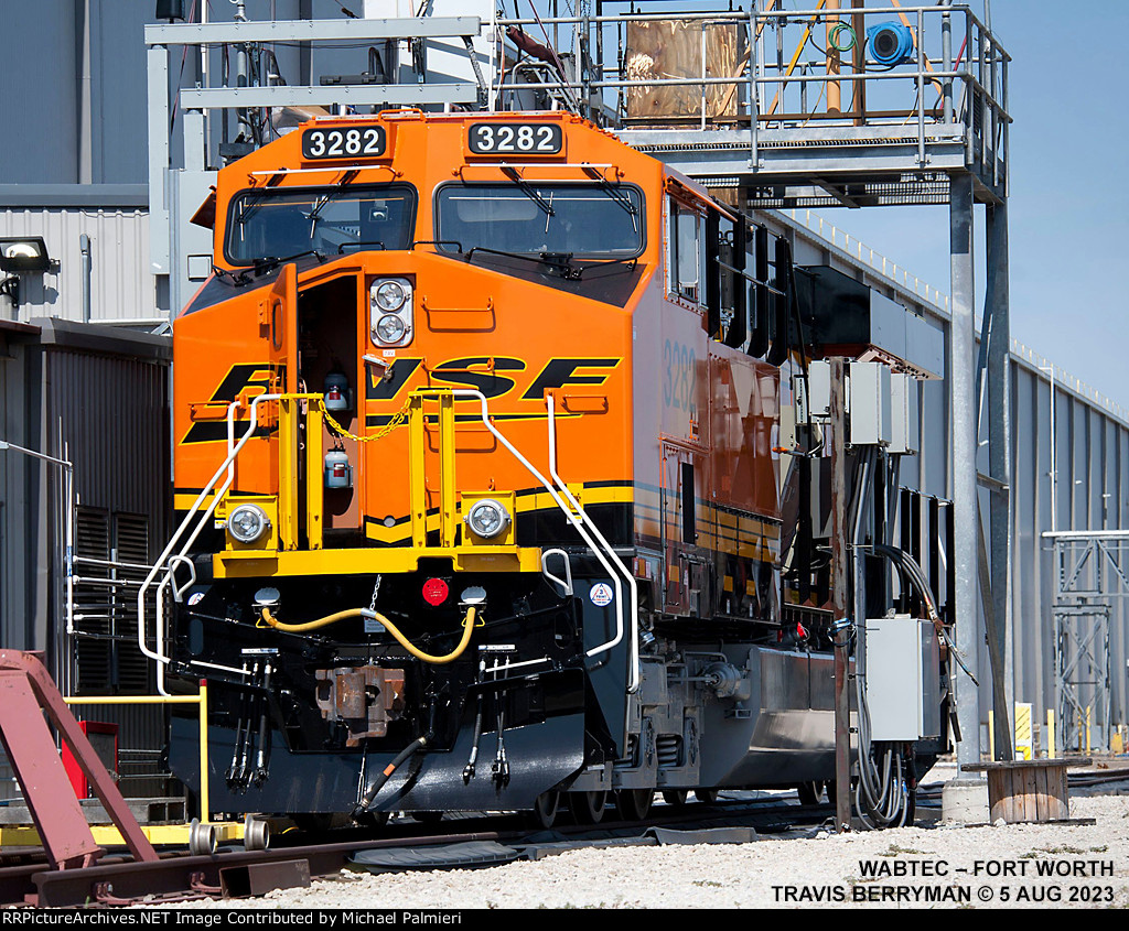 BNSF ES44AC 3282